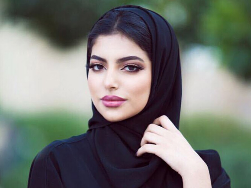 اضغط لمشاهدة الفيديو: سخرية واسعة من مدونة سعودية بسبب شركة ألبان شهيرة!